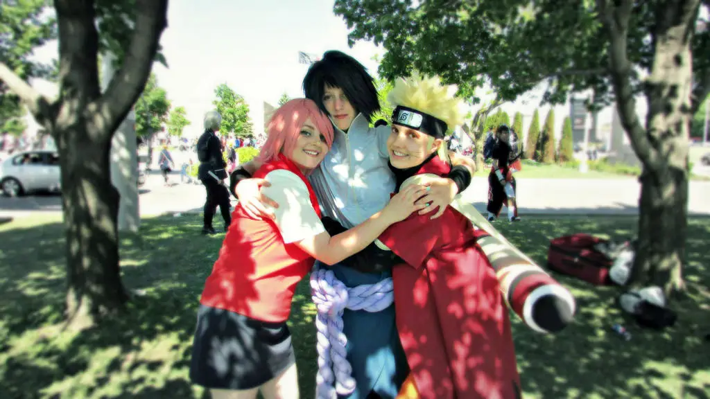 Gambar para penggemar Naruto Shippuden menonton bersama-sama