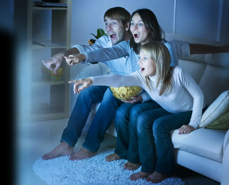 Menonton film di rumah dengan nyaman Menonton film di rumah