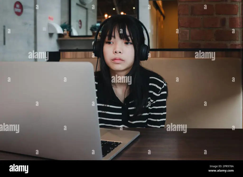 Menonton film di laptop dengan nyaman Laptop yang digunakan untuk menonton film