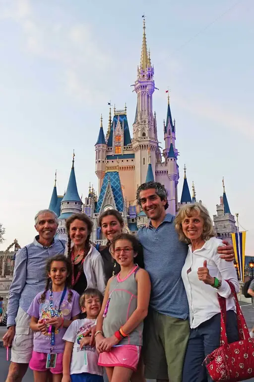 Menciptakan kenangan indah bersama keluarga dengan menonton film Disney Keluarga menikmati waktu bersama menonton film Disney