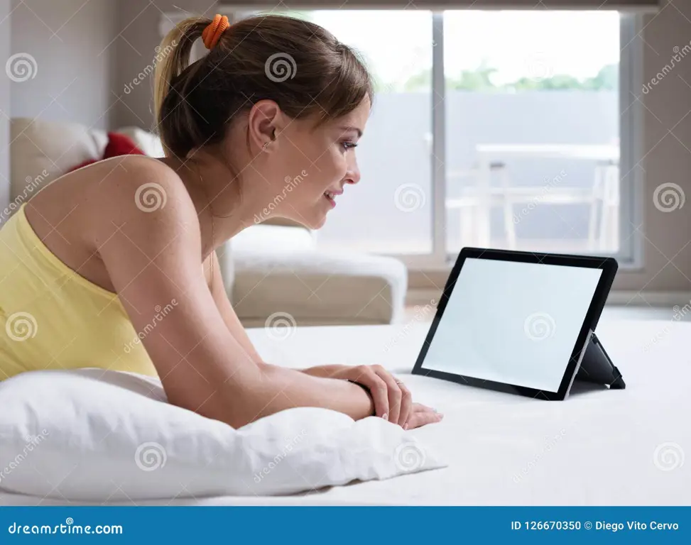 Orang menonton film di laptop Orang menonton film di laptop