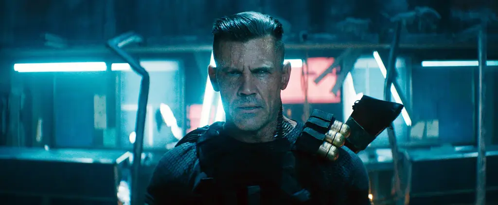 Adegan aksi menegangkan yang menampilkan Deadpool dan Cable Adegan aksi dari film Deadpool 2