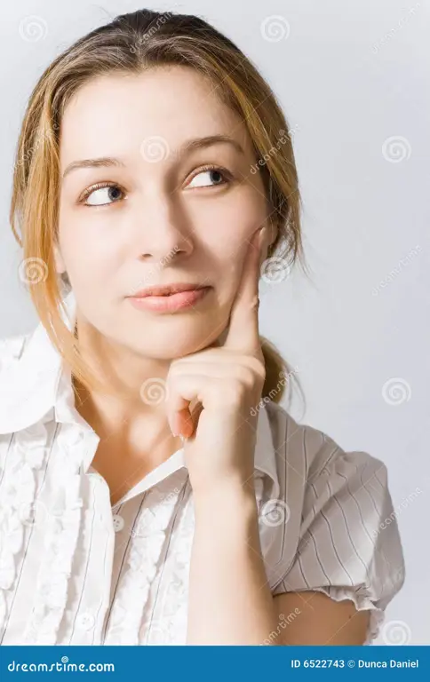 Ekspresi wanita muda dalam film Young Lady Seorang wanita muda tampak berpikir keras