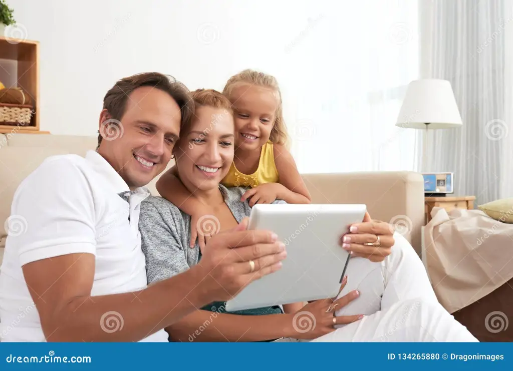 Keluarga menonton film di tablet