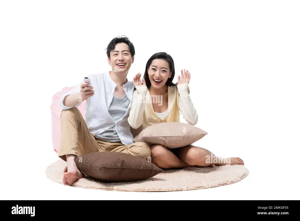 Menikmati film After 2 dengan nyaman di rumah Pasangan menonton film di rumah